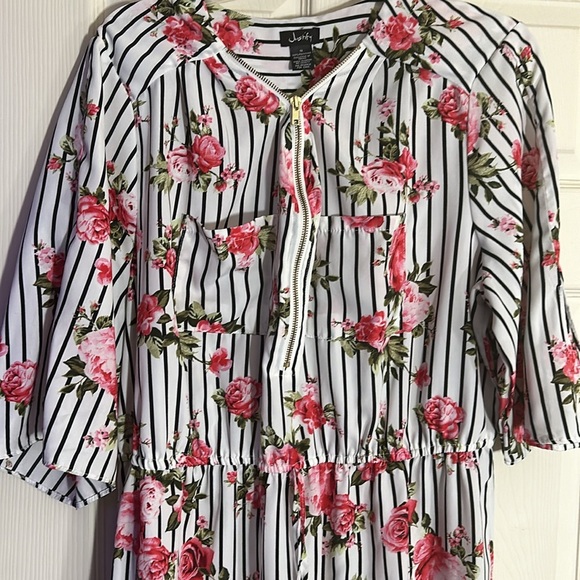Justify White/Black Striped Floral Front Zipper Dress Size 1x - Picture 2 of 9